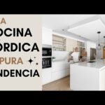 Cocina Nórdica en Blanco y Madera: Diseño Minimalista y Elegante