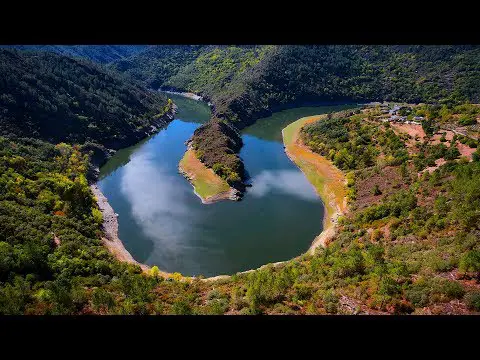 Pueblos Ribeira Sacra: Descubre la belleza del interior gallego.