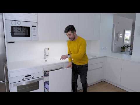 Cocina moderna con electrodomésticos de cristal blanco