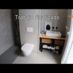 Baños con microcemento y azulejos: la combinación perfecta.