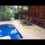 Casa de madera con piscina: Una combinación perfecta