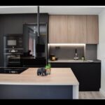 Diseño sofisticado: Cocina en madera y negro, la combinación perfecta para tu hogar