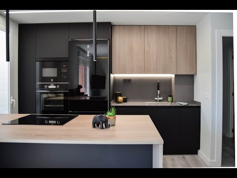 Diseño sofisticado: Cocina en madera y negro, la combinación perfecta para tu hogar