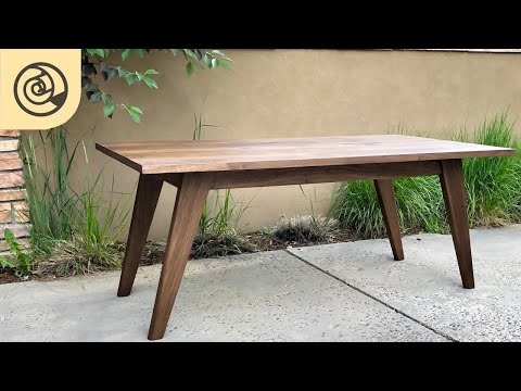 La elegancia intemporal de una mesa rectangular de madera maciza