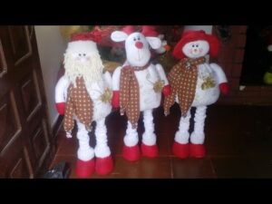 El encanto de los muñecos navideños de patas largas: una tradición que enamora