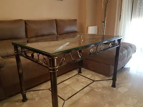 La elegancia de la combinación: Mesa centro de forja y cristal