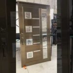 La elegancia atemporal de las puertas blancas de aluminio