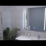 La elegancia moderna del espejo con LED para baño