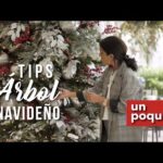 La magia de un árbol de Navidad nevado decorado en tonos rojos