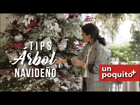 La magia de un árbol de Navidad nevado decorado en tonos rojos