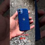 El elegante iPhone 12 Mini en su vibrante tono azul