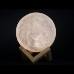 La fascinante historia detrás de la lámpara que te regala la luna